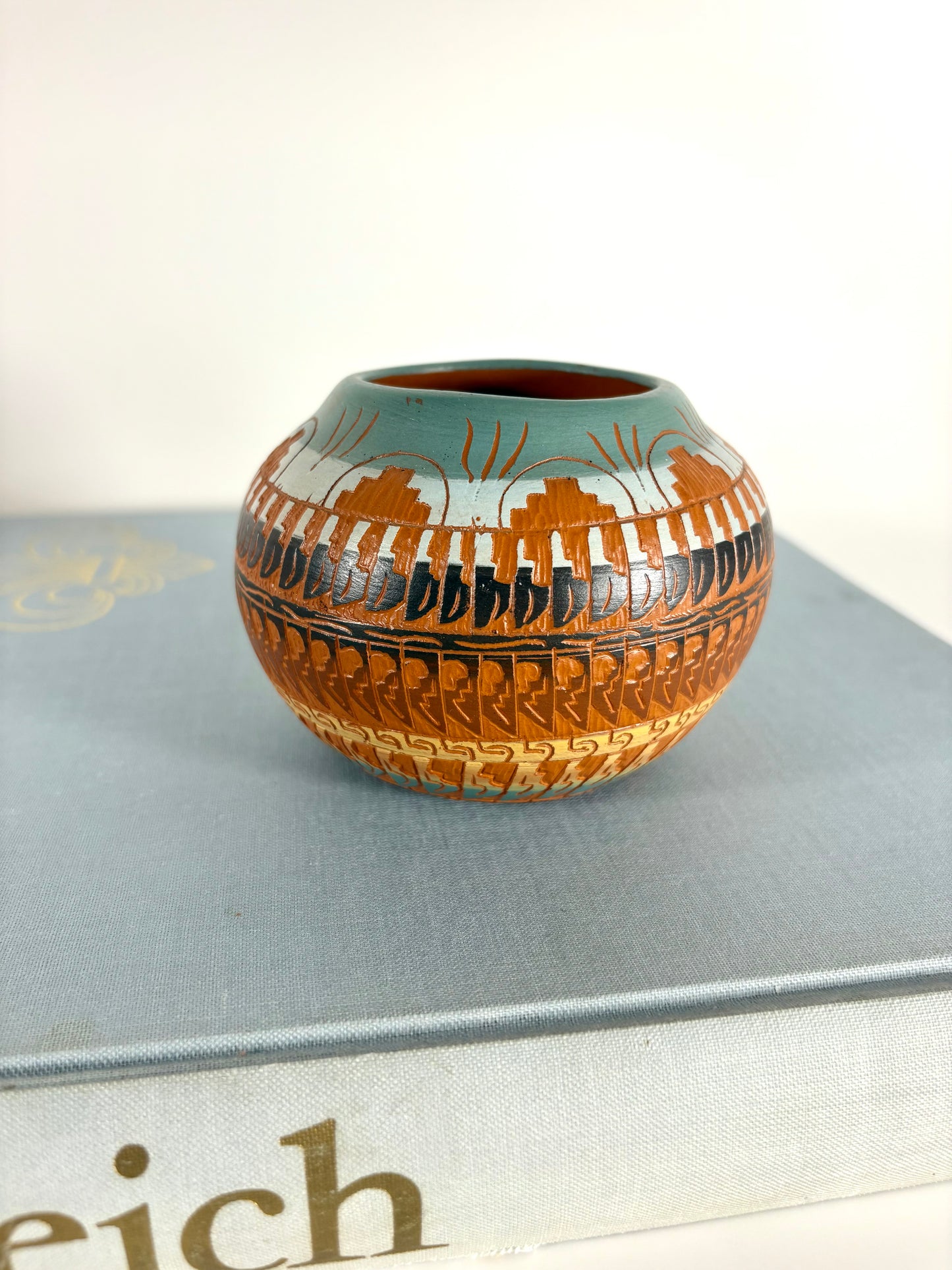 Handbemalte Native American Navajo Vase aus rotem Ton mit Signatur Dine Harrison Tom `95