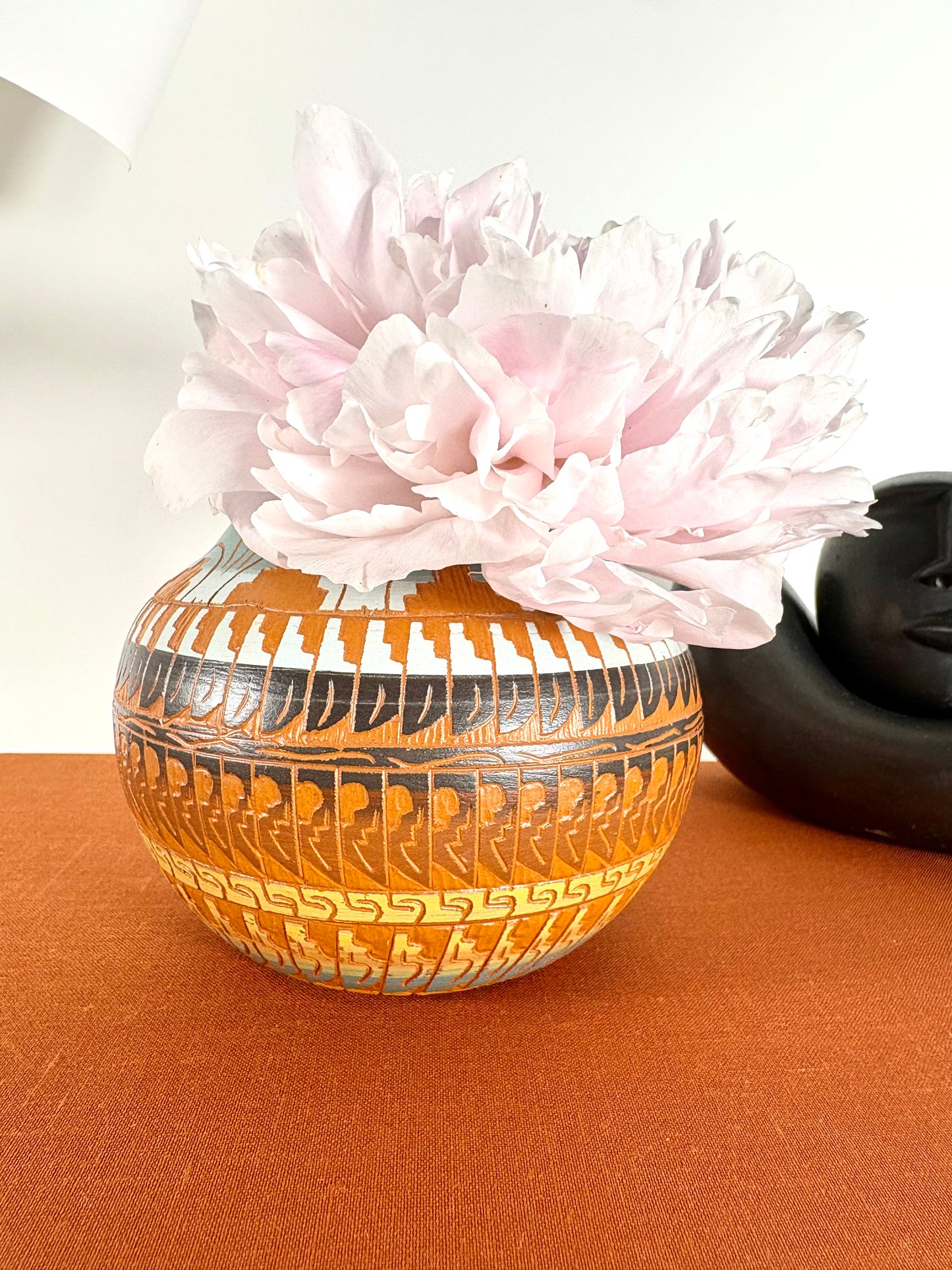 Handbemalte Native American Navajo Vase aus rotem Ton mit Signatur Dine Harrison Tom `95