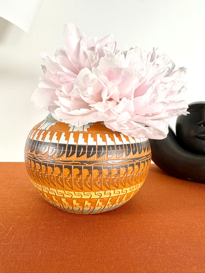 Handbemalte Native American Navajo Vase aus rotem Ton mit Signatur Dine Harrison Tom `95