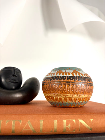 Handbemalte Native American Navajo Vase aus rotem Ton mit Signatur Dine Harrison Tom `95