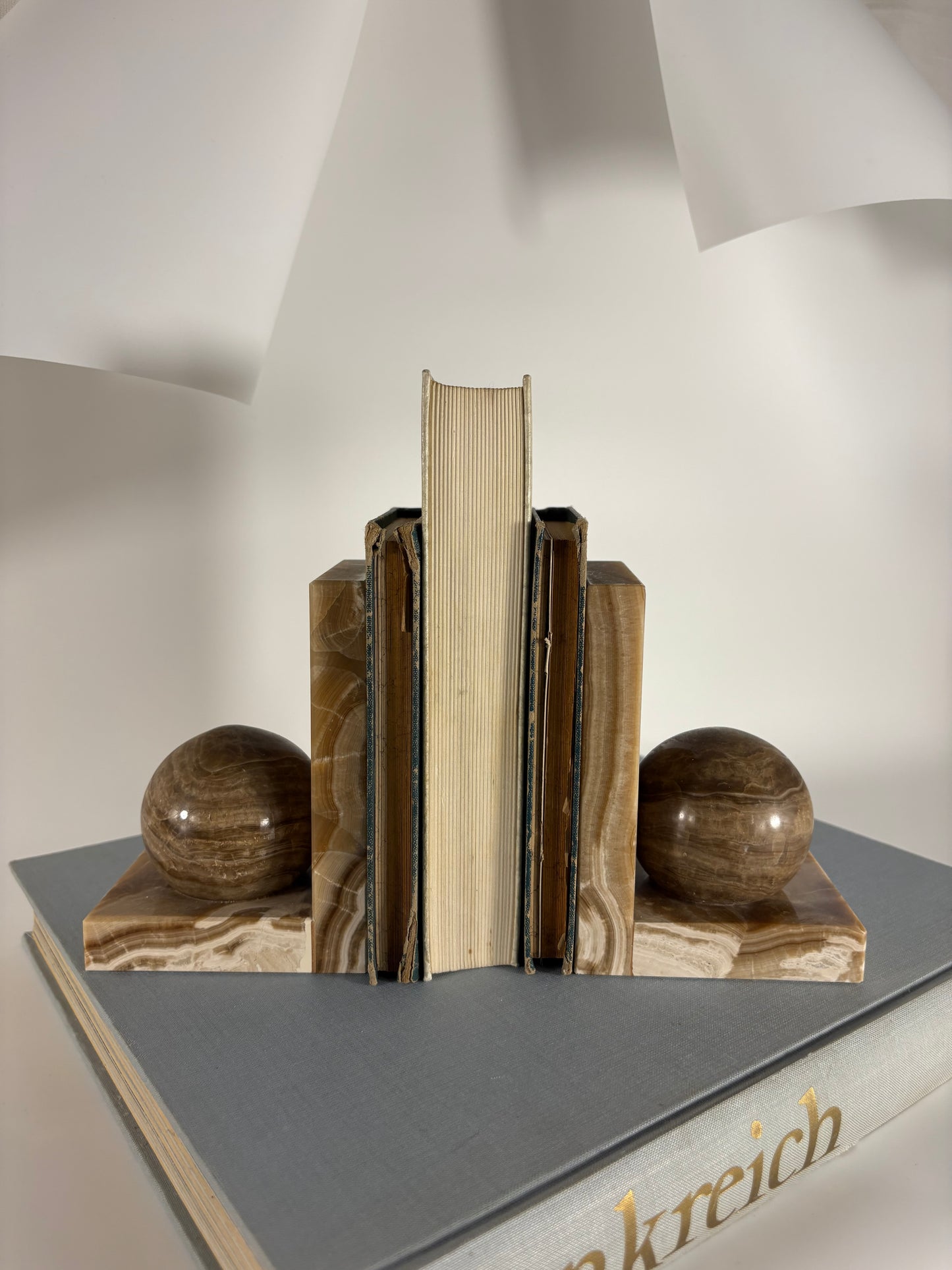 Geometrische Mid Century Buchstützen aus Naturstein Onyx-Marmor (2er Set)