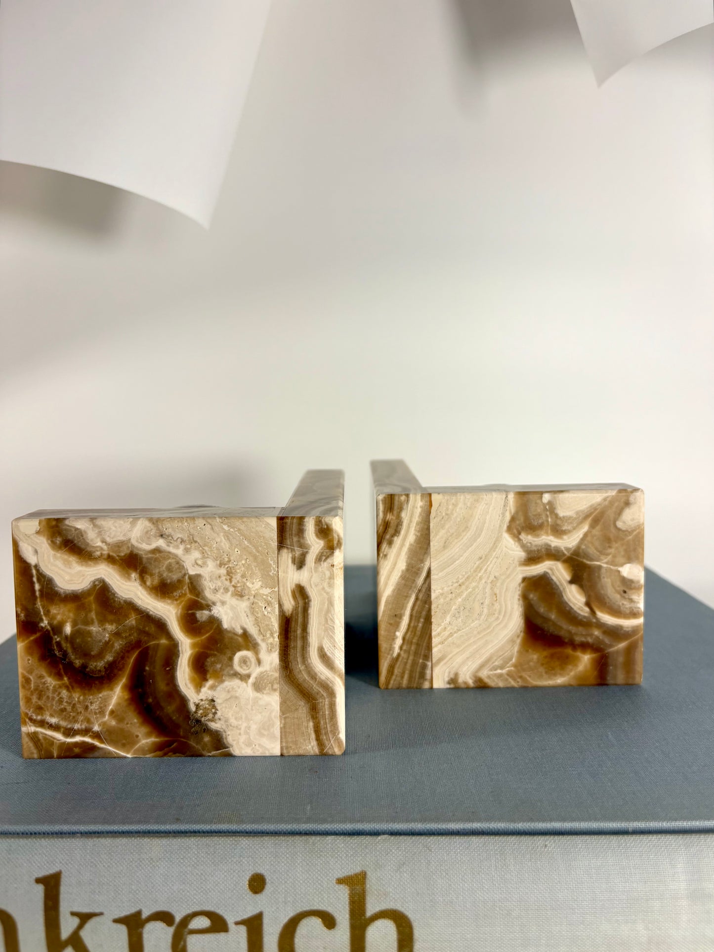 Geometrische Mid Century Buchstützen aus Naturstein Onyx-Marmor (2er Set)