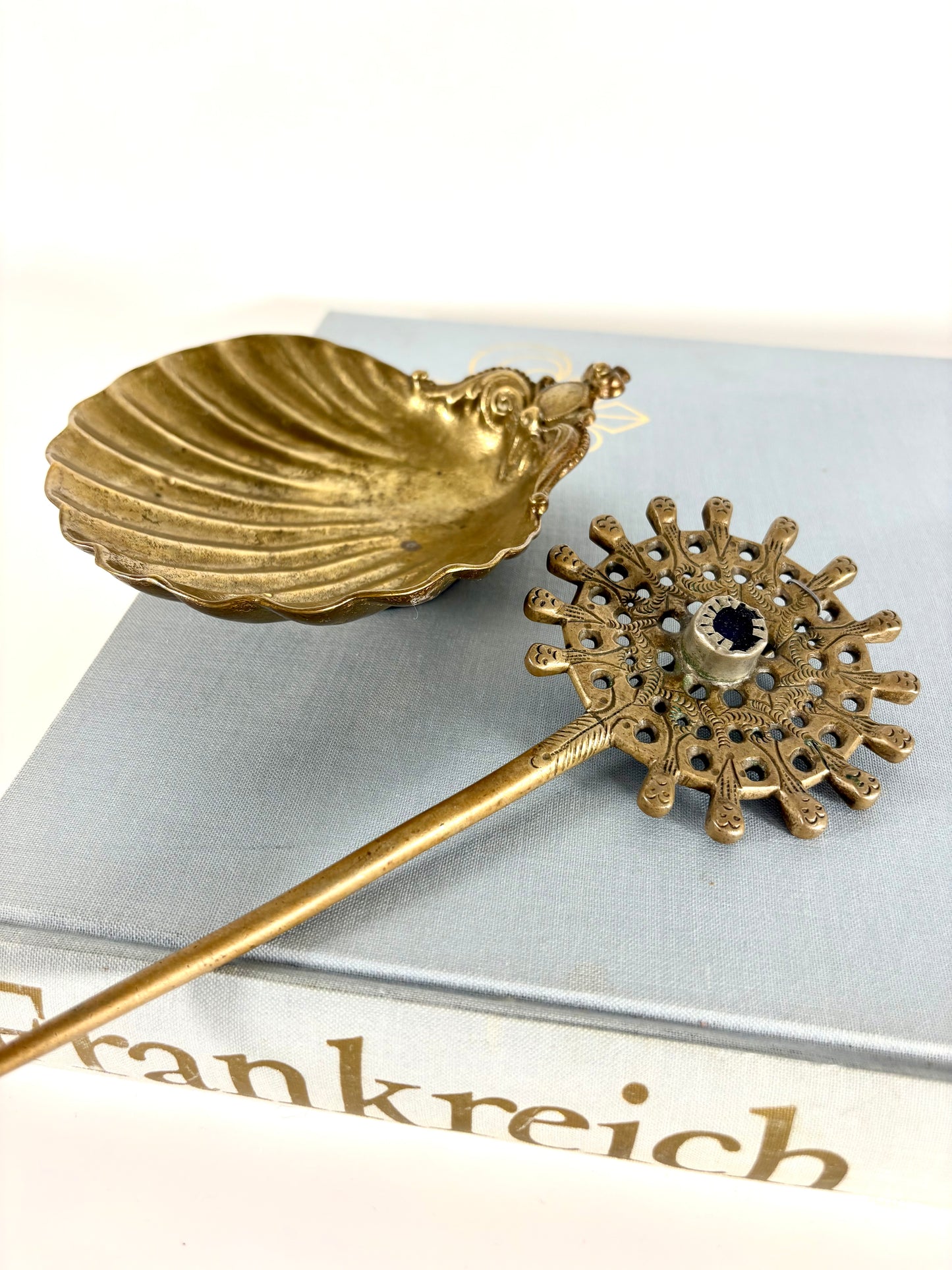 Antike Tupo Umhang- bzw. Schalnadel aus Messing mit dekorativen Figuren und blauer Mitte aus Bolivien oder Peru