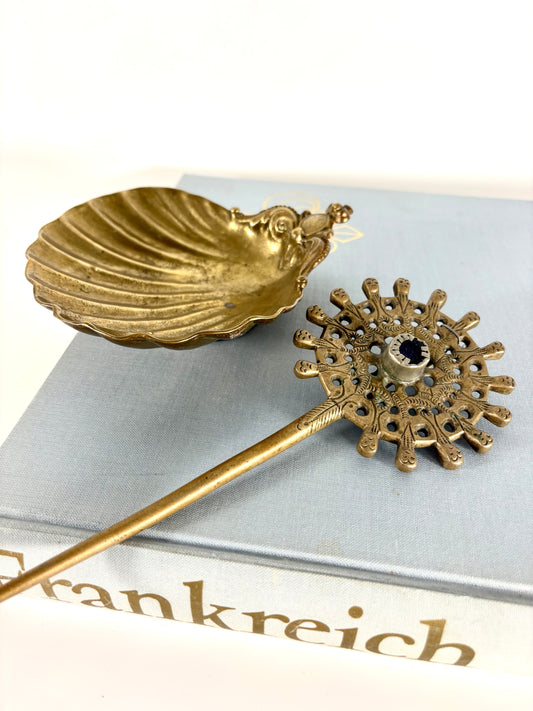 Antike Tupo Umhang- bzw. Schalnadel aus Messing mit dekorativen Figuren und blauer Mitte aus Bolivien oder Peru