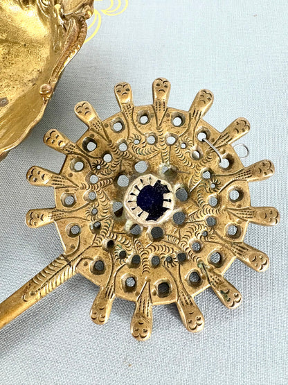 Antike Tupo Umhang- bzw. Schalnadel aus Messing mit dekorativen Figuren und blauer Mitte aus Bolivien oder Peru