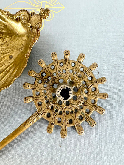 Antike Tupo Umhang- bzw. Schalnadel aus Messing mit dekorativen Figuren und blauer Mitte aus Bolivien oder Peru