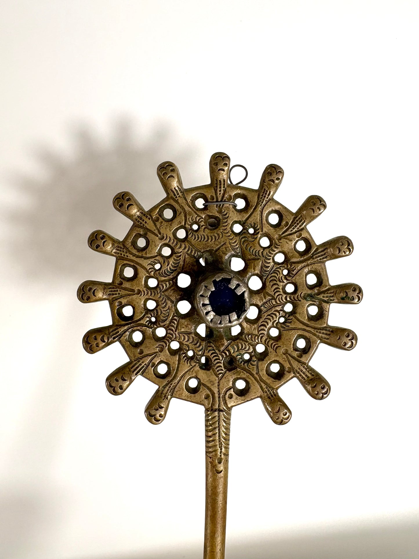 Antike Tupo Umhang- bzw. Schalnadel aus Messing mit dekorativen Figuren und blauer Mitte aus Bolivien oder Peru