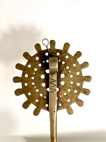 Antike Tupo Umhang- bzw. Schalnadel aus Messing mit dekorativen Figuren und blauer Mitte aus Bolivien oder Peru