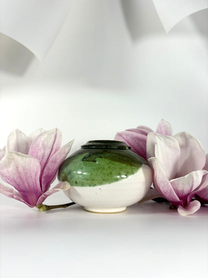 Handgefertigte Studio art pottery Vase in grün & weiß mit Signatur