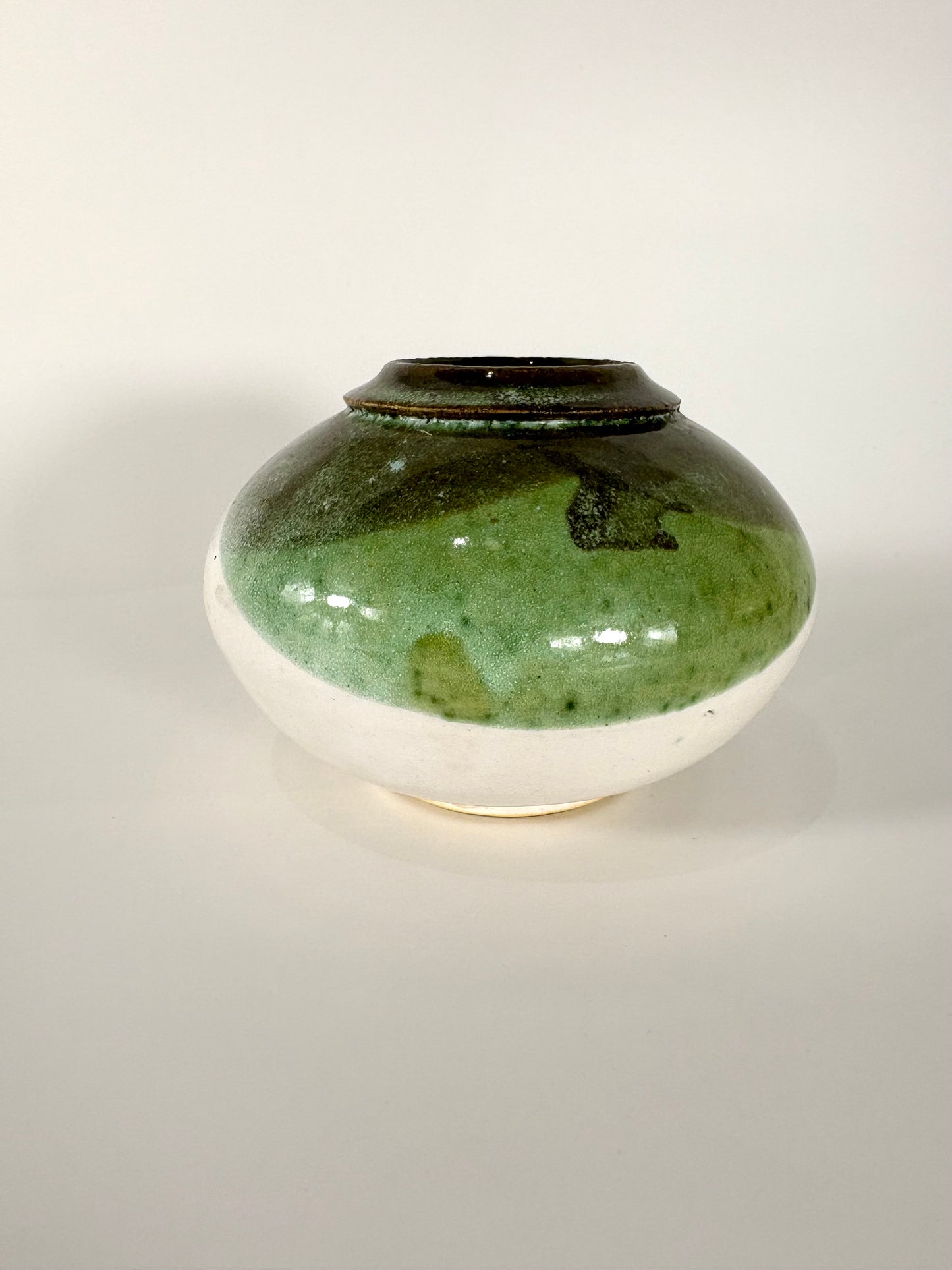 Handgefertigte Studio art pottery Vase in grün & weiß mit Signatur