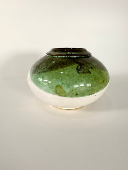 Handgefertigte Studio art pottery Vase in grün & weiß mit Signatur