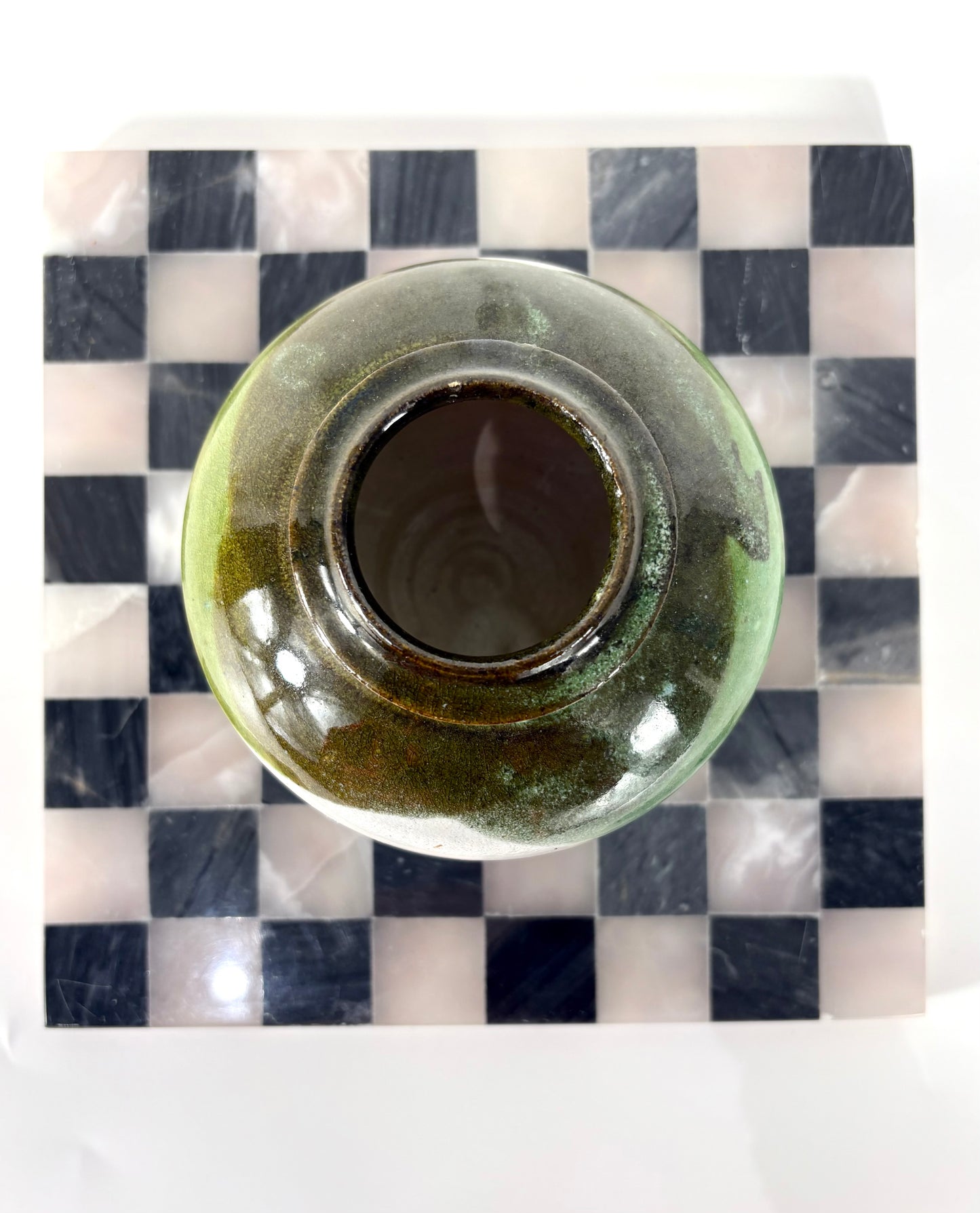 Handgefertigte Studio art pottery Vase in grün & weiß mit Signatur