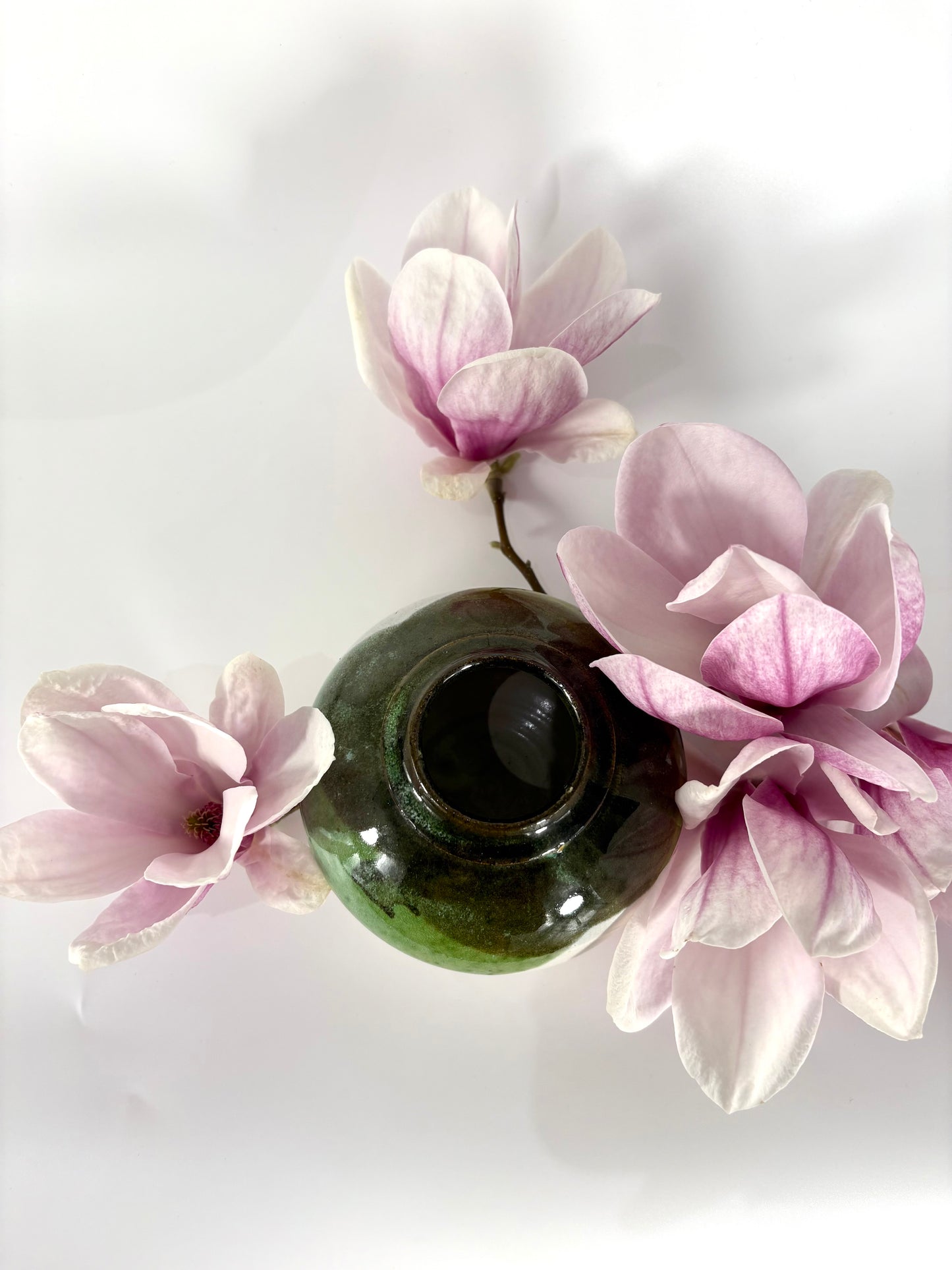 Handgefertigte Studio art pottery Vase in grün & weiß mit Signatur