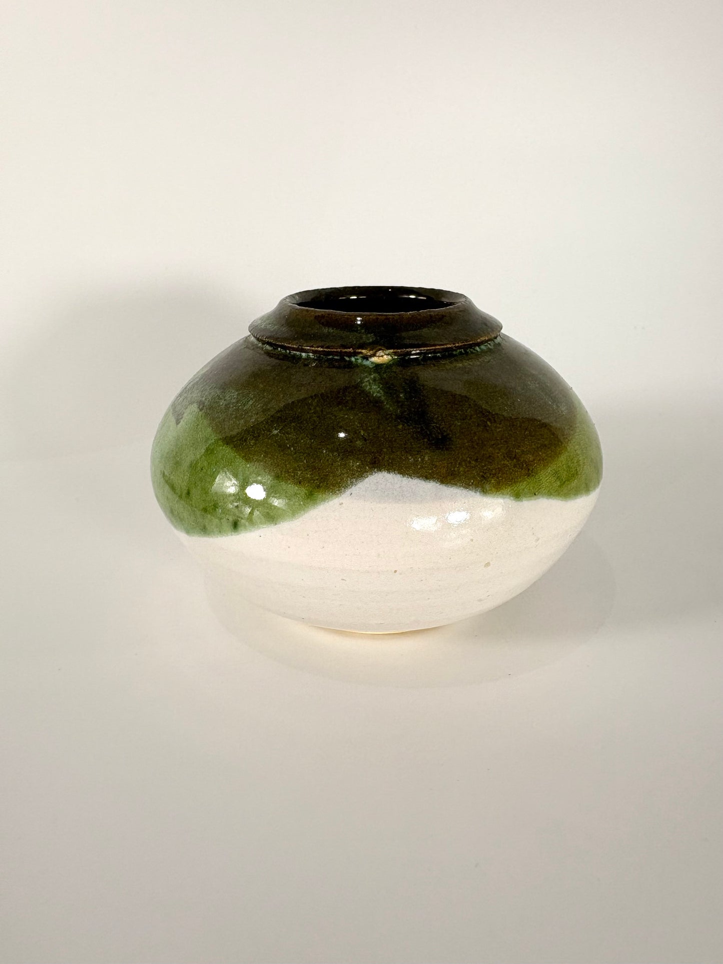 Handgefertigte Studio art pottery Vase in grün & weiß mit Signatur