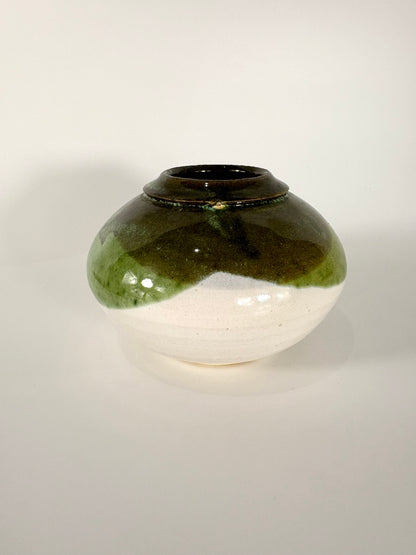 Handgefertigte Studio art pottery Vase in grün & weiß mit Signatur