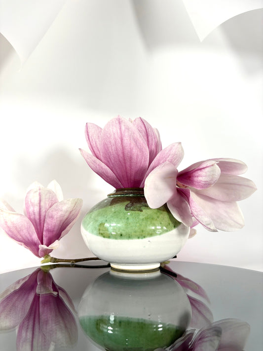 Handgefertigte Studio art pottery Vase in grün & weiß mit Signatur