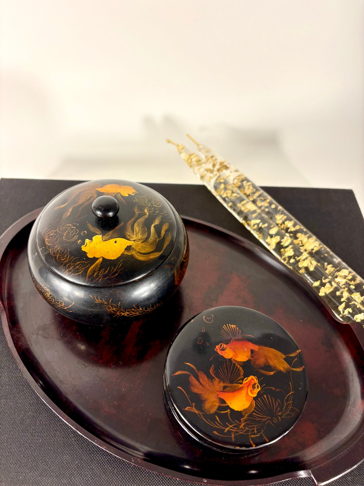 Set aus Lackdosen mit handgemalten Goldfischmotiven und Serviertablett, Vietnam