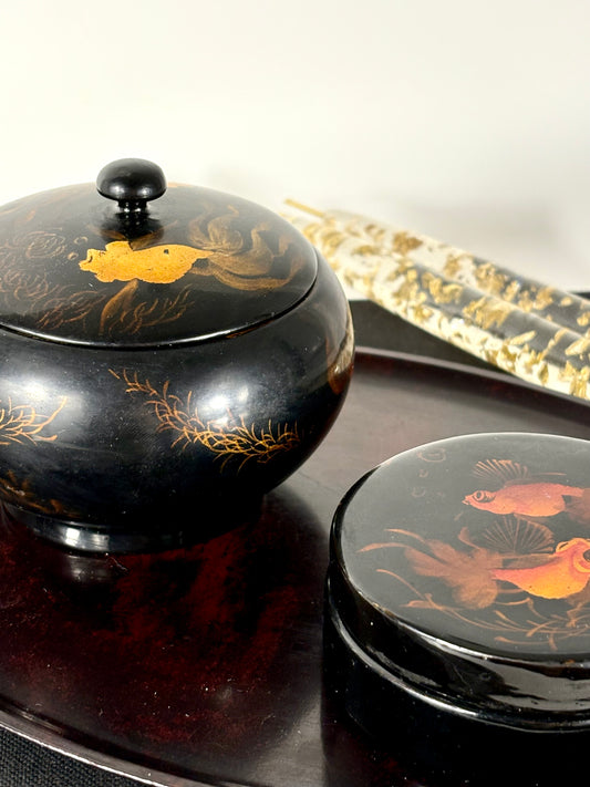 Set aus Lackdosen mit handgemalten Goldfischmotiven und Serviertablett, Vietnam