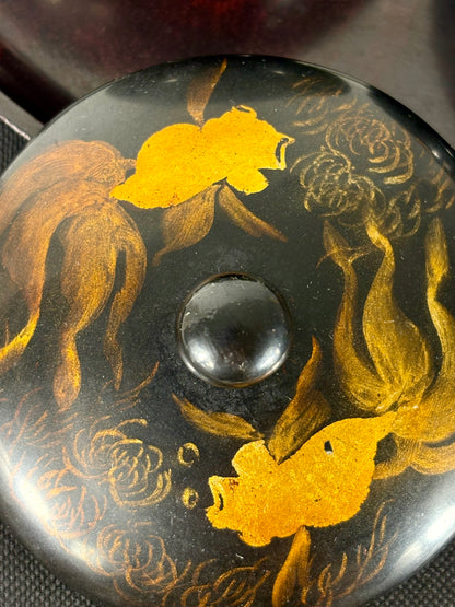 Set aus Lackdosen mit handgemalten Goldfischmotiven und Serviertablett, Vietnam