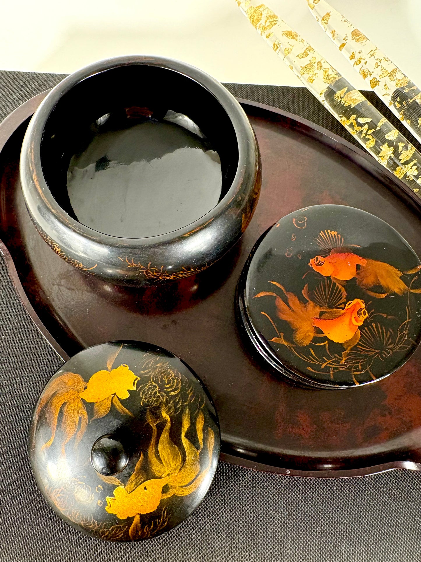 Set aus Lackdosen mit handgemalten Goldfischmotiven und Serviertablett, Vietnam
