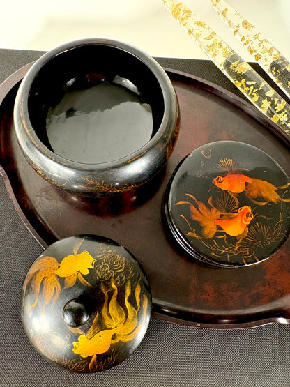 Set aus Lackdosen mit handgemalten Goldfischmotiven und Serviertablett, Vietnam