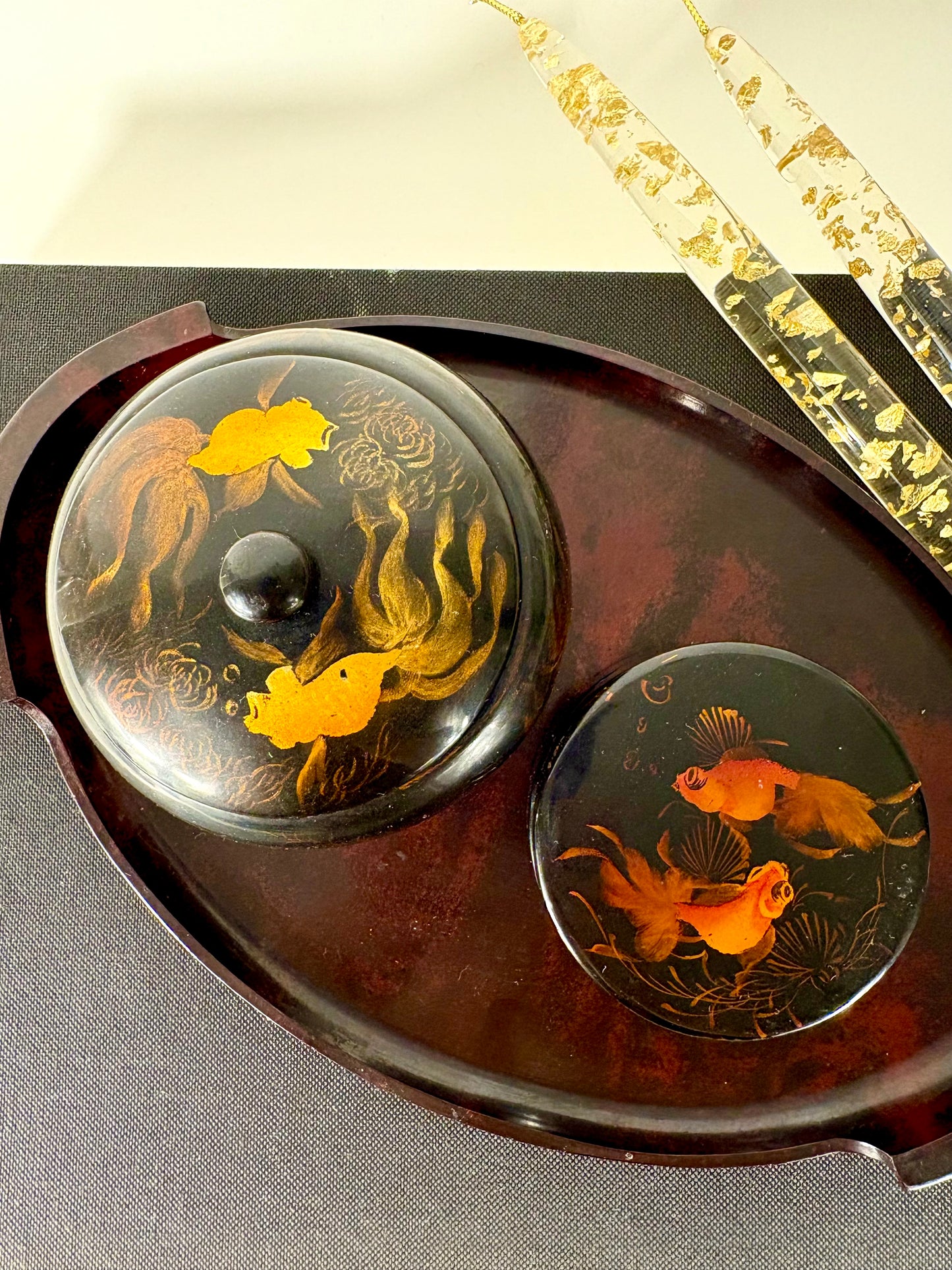 Set aus Lackdosen mit handgemalten Goldfischmotiven und Serviertablett, Vietnam