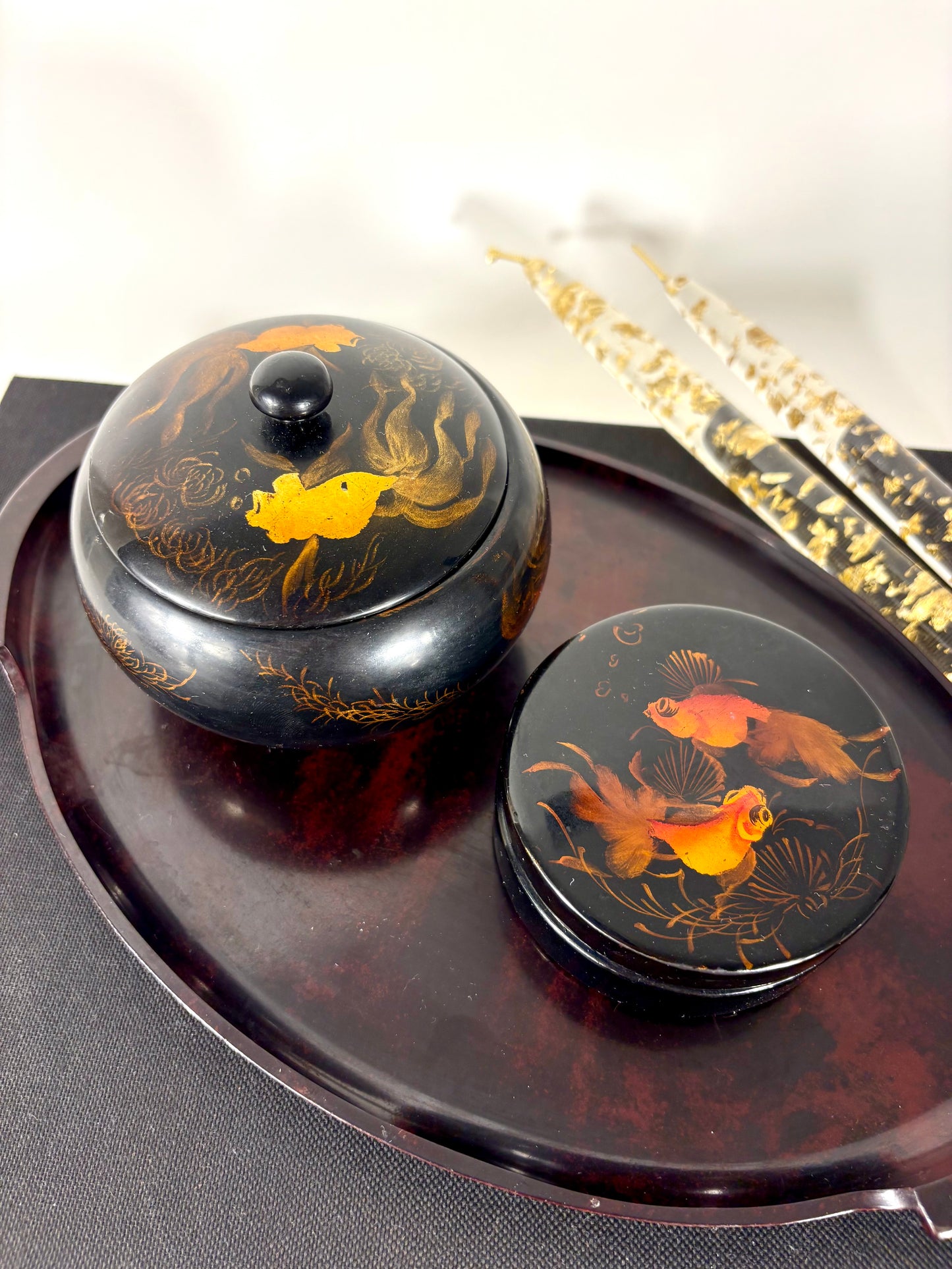 Set aus Lackdosen mit handgemalten Goldfischmotiven und Serviertablett, Vietnam