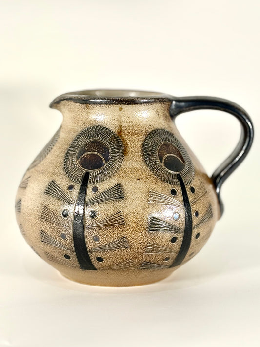 Wim Mühlendyck Steinzeug-Krug mit Blumendekor und Salzglasur, Signatur 892c