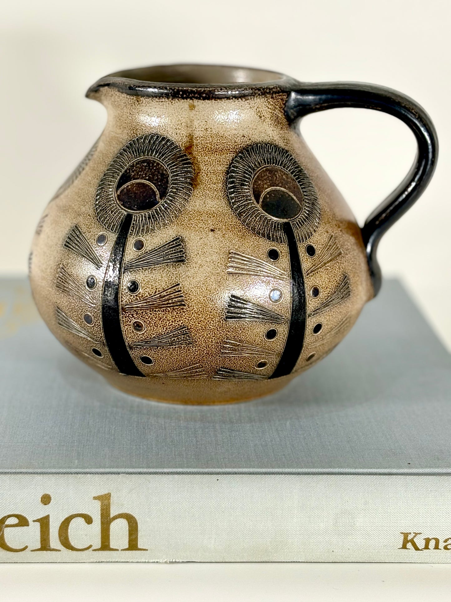 Wim Mühlendyck Steinzeug-Krug mit Blumendekor und Salzglasur, Signatur 892c