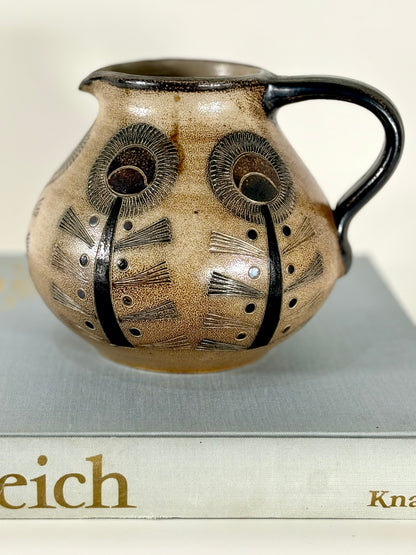Wim Mühlendyck Steinzeug-Krug mit Blumendekor und Salzglasur, Signatur 892c