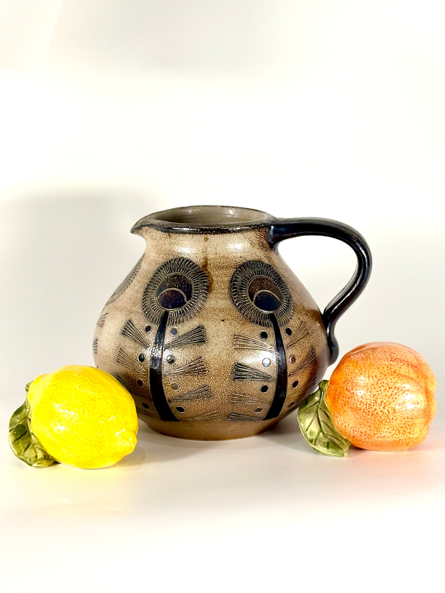 Wim Mühlendyck Steinzeug-Krug mit Blumendekor und Salzglasur, Signatur 892c
